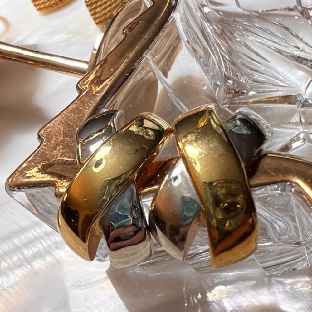Vintage Two-tone X (kisses) post EARRINGS in MINT condition. 
Approx 1”